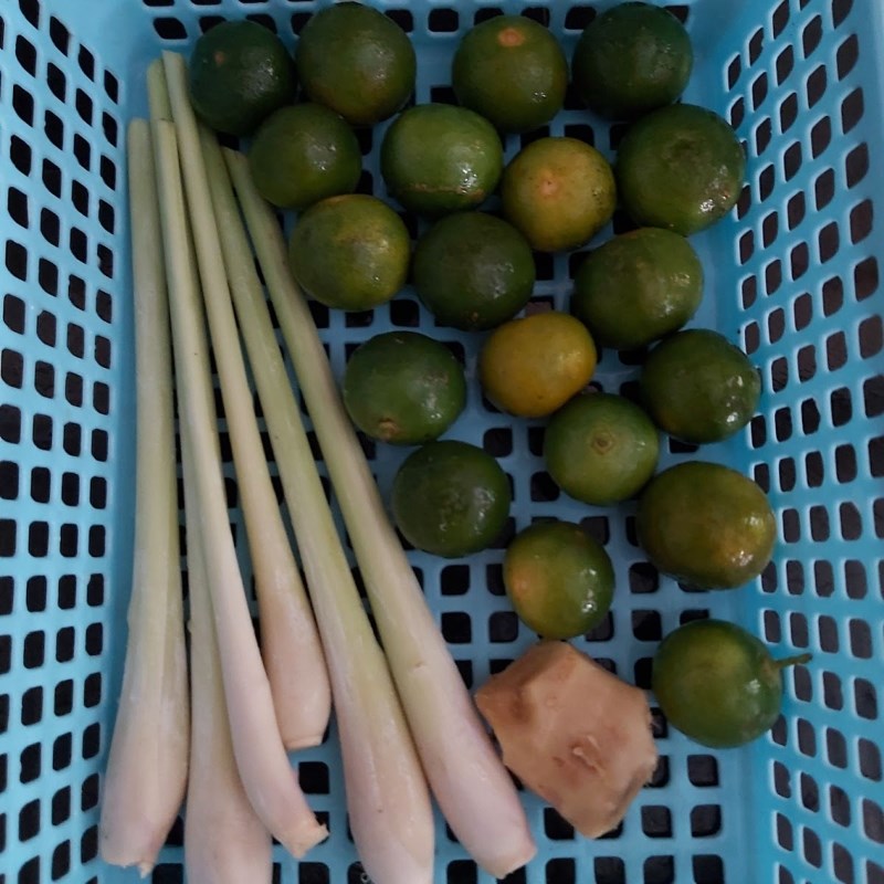 Bước 2 Sơ chế các nguyên liệu khác Chân gà ngâm sả tắc