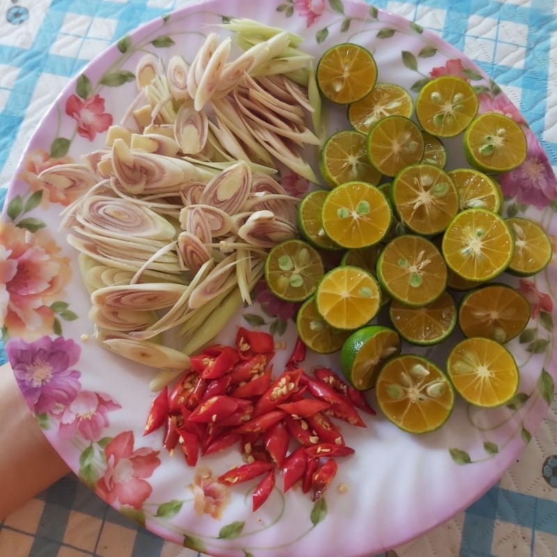 Bước 2 Sơ chế các nguyên liệu khác Chân gà ngâm sả tắc