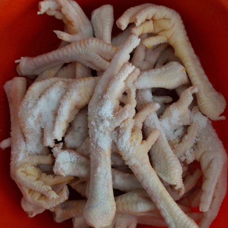 Bước 1 Sơ chế chân gà Chân gà ngâm sả tắc