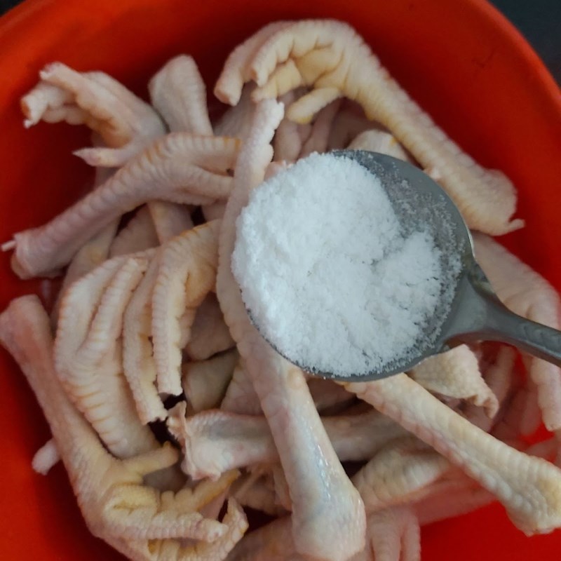 Bước 1 Sơ chế chân gà Chân gà ngâm sả tắc