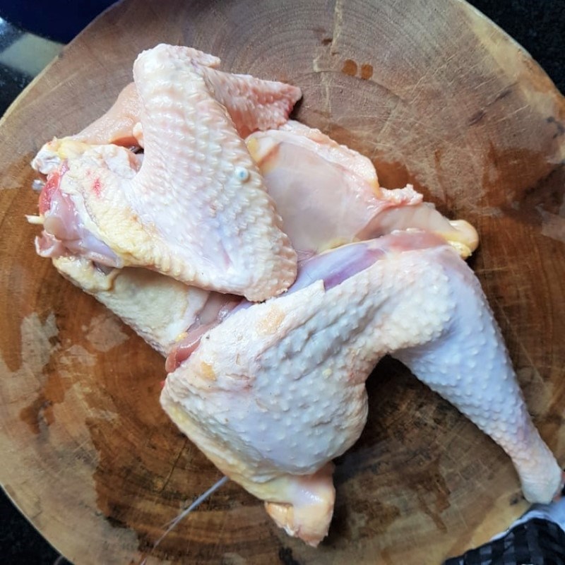 Sơ chế gà Lẩu gà măng chua