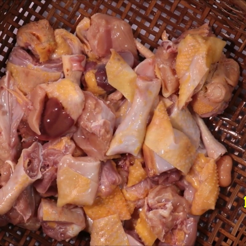 Bước 1 Sơ chế gà sạch sẽ Thịt gà rang mắm