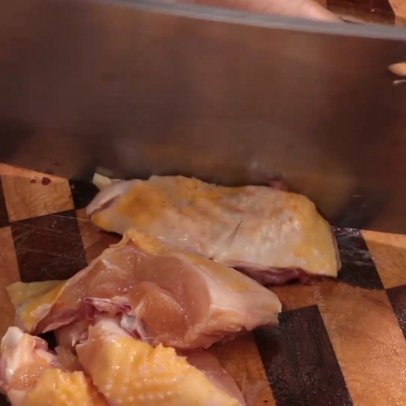 Bước 1 Sơ chế gà sạch sẽ Thịt gà rang mắm