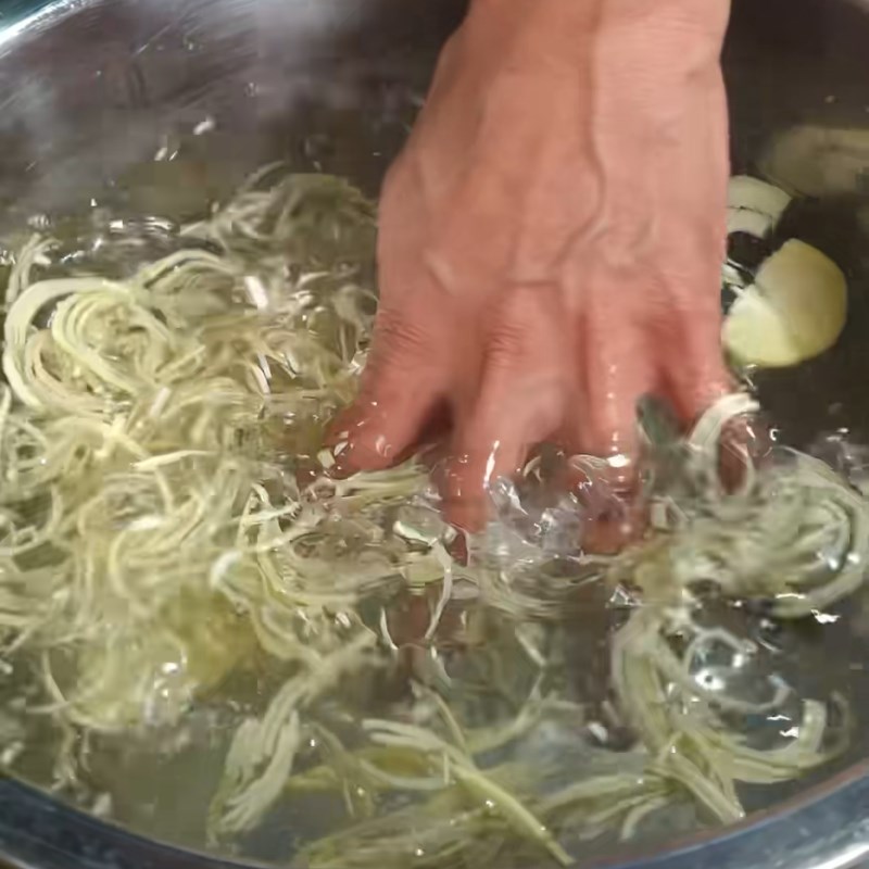 Bước 1 Sơ chế hoa chuối và rau thơm để làm gỏi hoa chuối Nộm gà hoa chuối