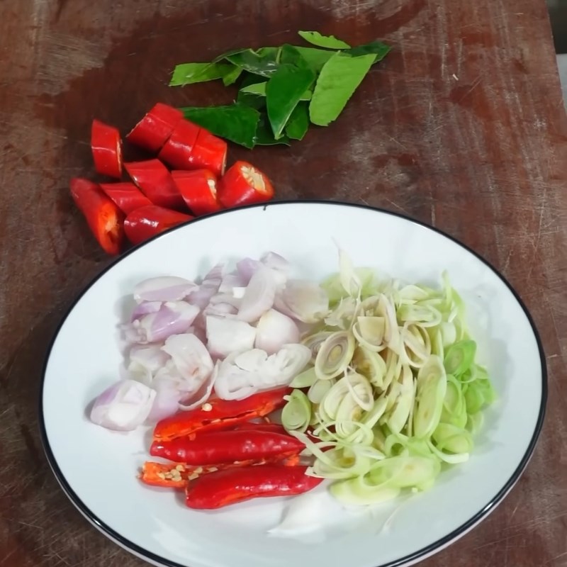 Sơ chế nguyên liệu Thịt gà rang sả ớt