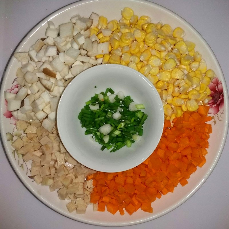 Sơ chế cà rốt, chả lụa