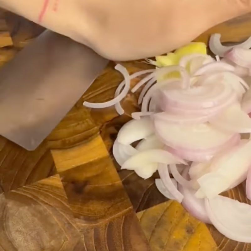 Sơ chế nguyên liệu Cơm đảo gà rang