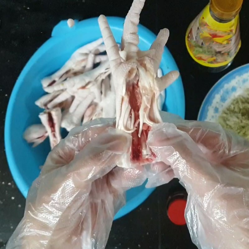 Cắt chân gà để dễ thấm gia vị