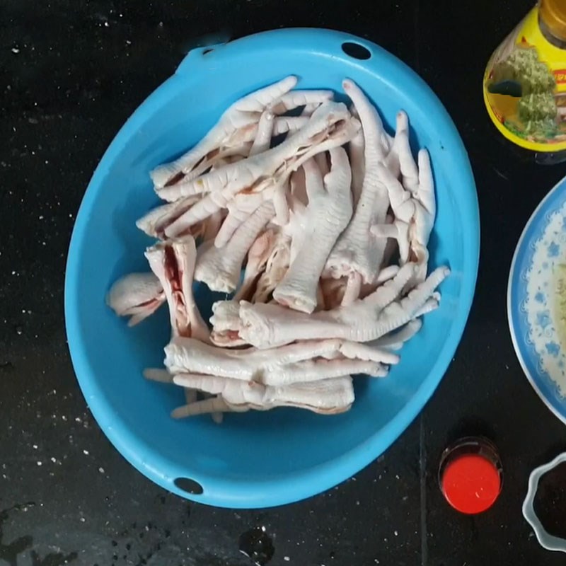 Sơ chế chân gà sạch sẽ