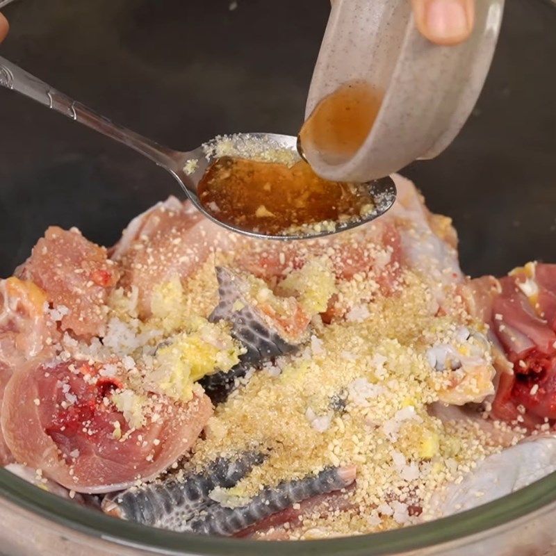Bước 1 Sơ chế thịt gà Gà hầm hạt sen táo đỏ kỷ tử