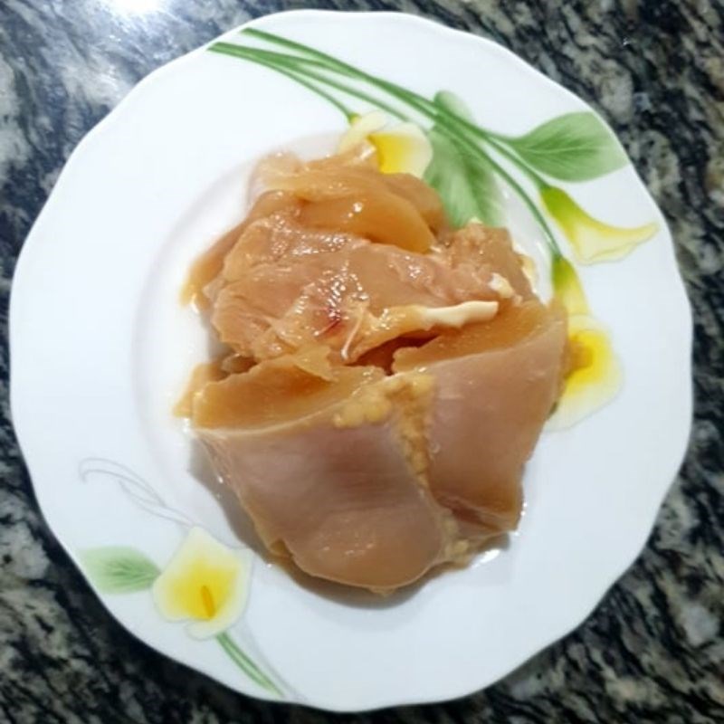Sơ chế ức gà cho món gà cuộn rong biển
