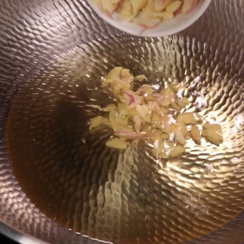 Bước 2 Sơ chế và phi tỏi thơm lừng Thịt gà rang mắm