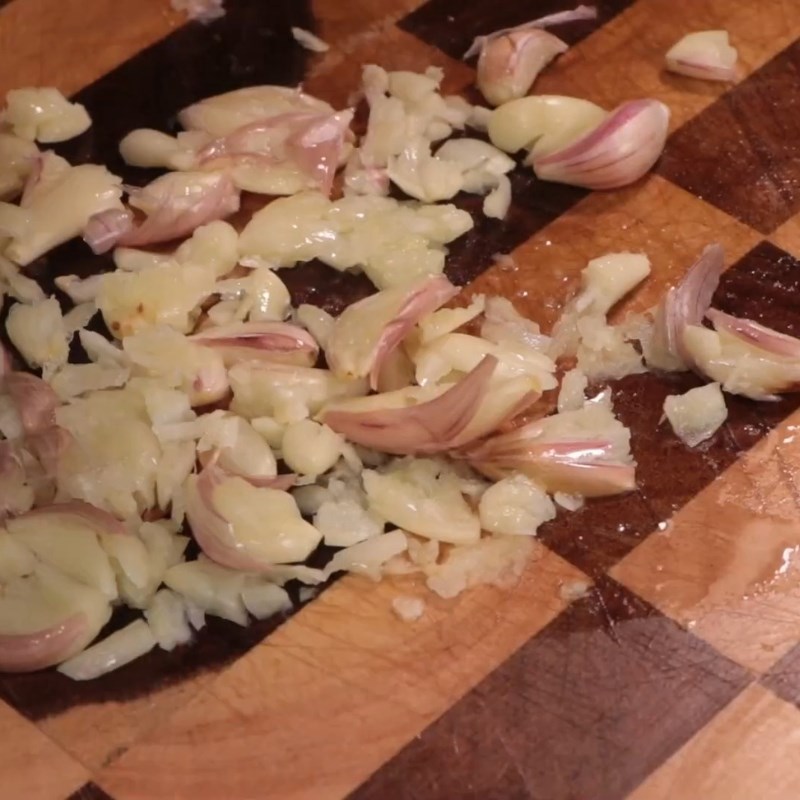 Bước 2 Sơ chế và phi tỏi thơm lừng Thịt gà rang mắm