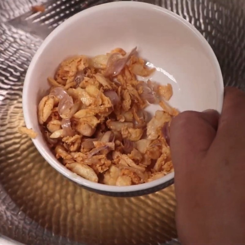 Bước 2 Sơ chế và phi tỏi thơm lừng Thịt gà rang mắm