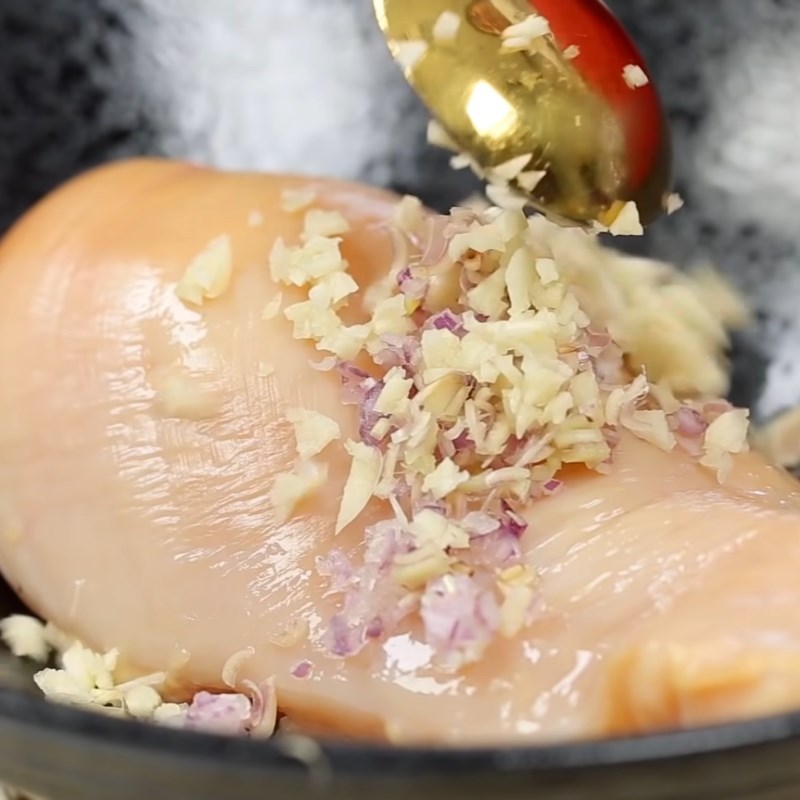 Bước 1 Sơ chế và ướp ức gà Salad gà nướng rau mầm