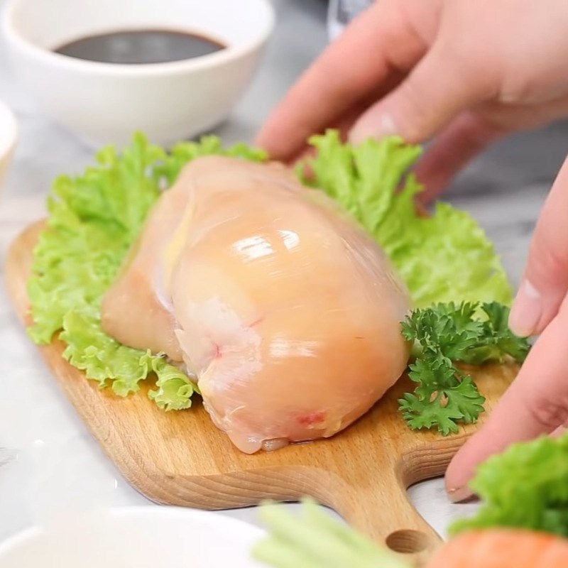 Bước 1 Sơ chế và ướp ức gà Salad gà nướng rau mầm