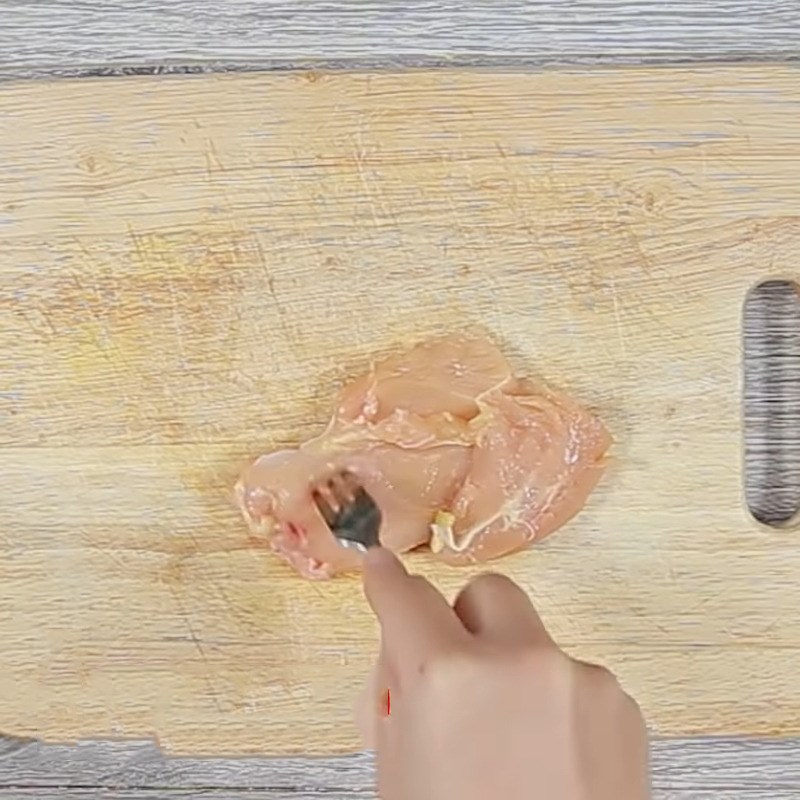 Bước 1 Sơ chế và ướp ức gà Salad gà nướng xà lách cà chua