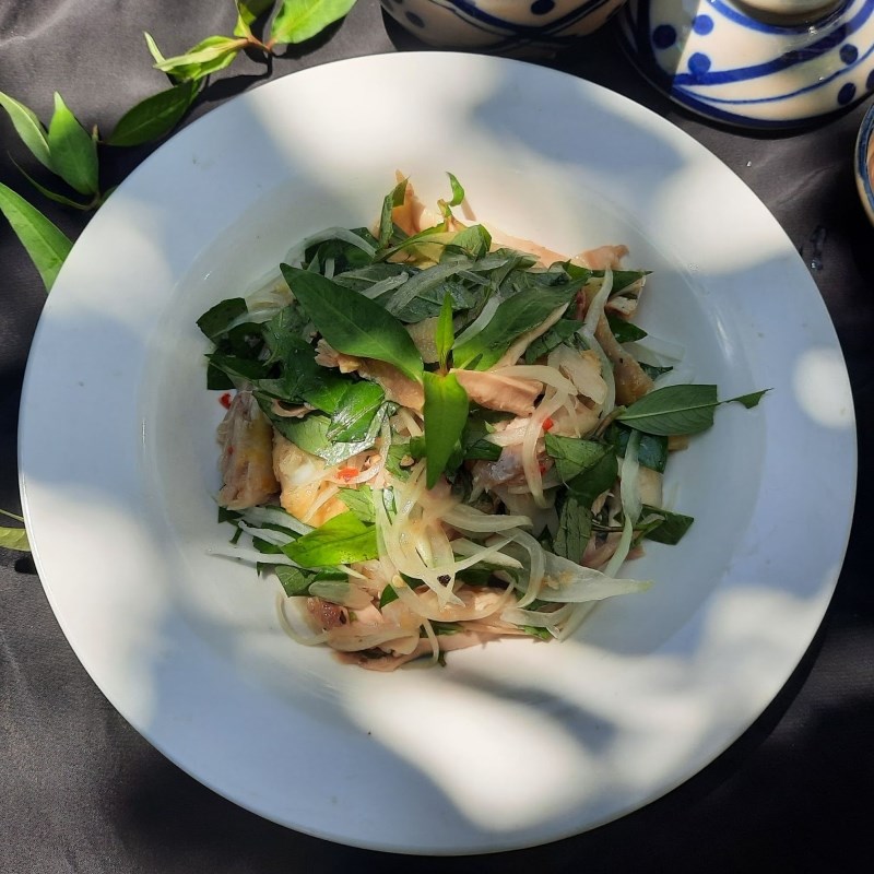 Gỏi gà rau răm hành tây thành phẩm