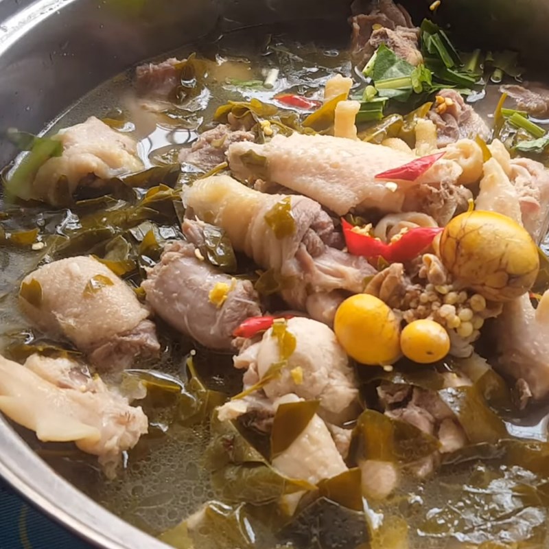 Thành phẩm lẩu gà lá giang