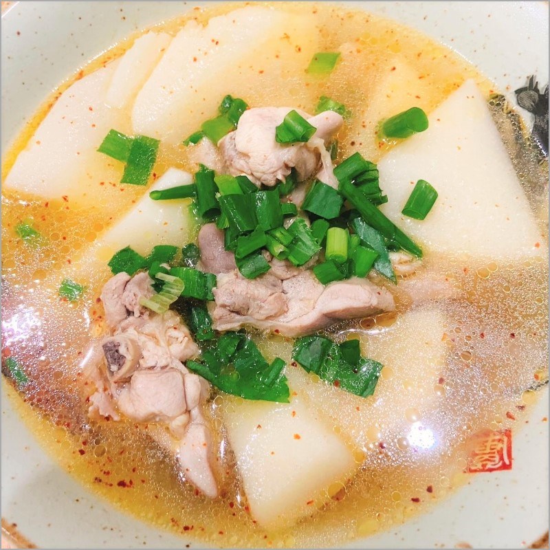 Gà nấu măng tươi ăn kèm bún