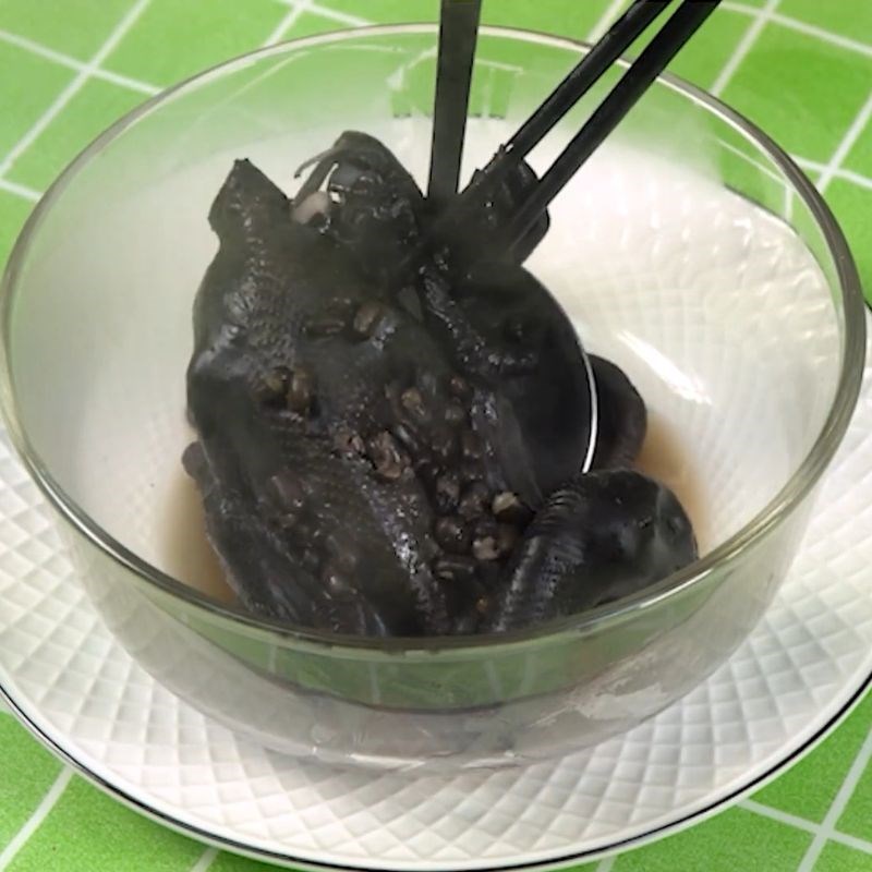 Gà ác hầm đậu đen đã hoàn thành