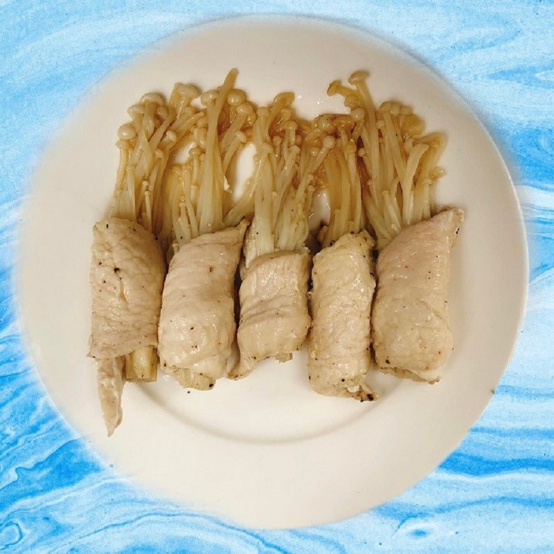 Thành phẩm ức gà cuộn nấm kim châm chiên áp chảo
