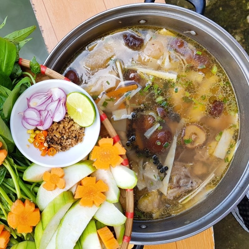 Thành phẩm Lẩu gà măng chua