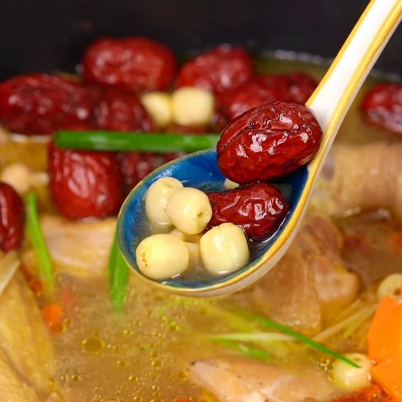 Bước 5 Thành phẩm Gà hầm hạt sen táo đỏ kỷ tử