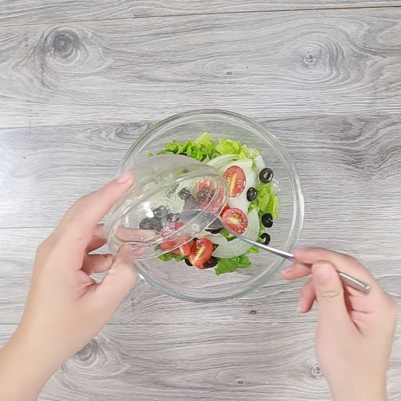 Bước 5 Trộn salad Salad gà nướng xà lách cà chua