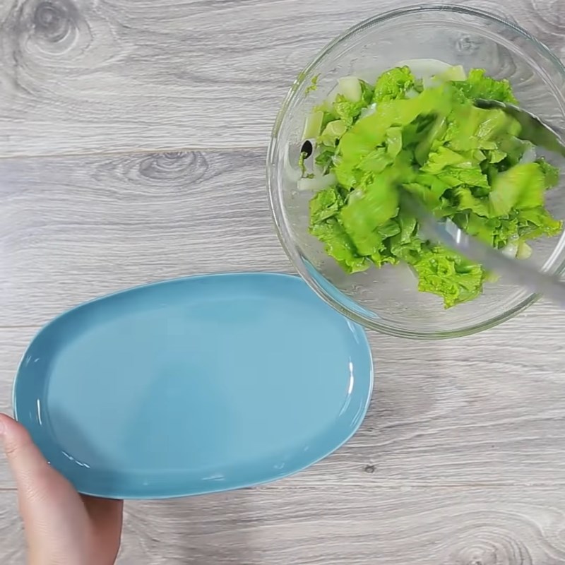 Bước 5 Trộn salad Salad gà nướng xà lách cà chua