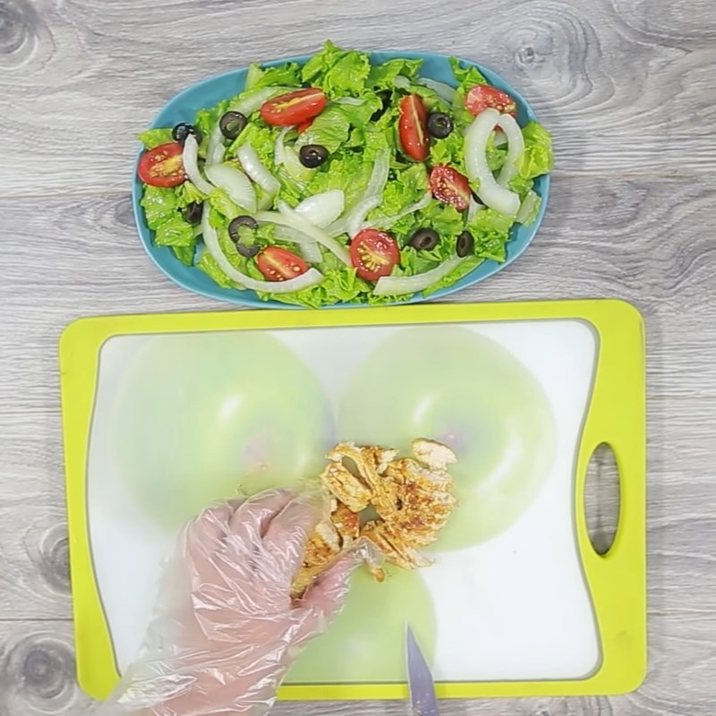 Bước 5 Trộn salad Salad gà nướng xà lách cà chua