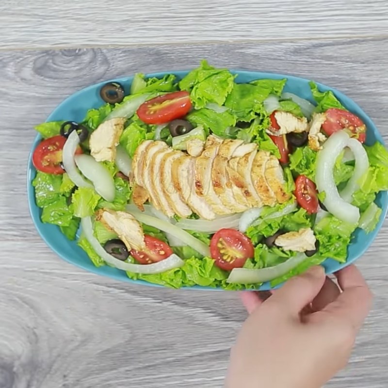 Bước 5 Trộn salad Salad gà nướng xà lách cà chua