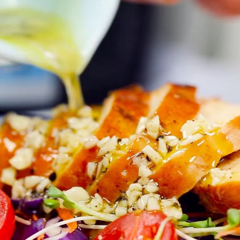 Bước 5 Trộn salad Salad gà nướng rau mầm
