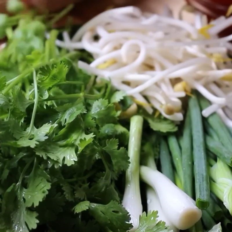 Trụng bánh phở và giá đỗ