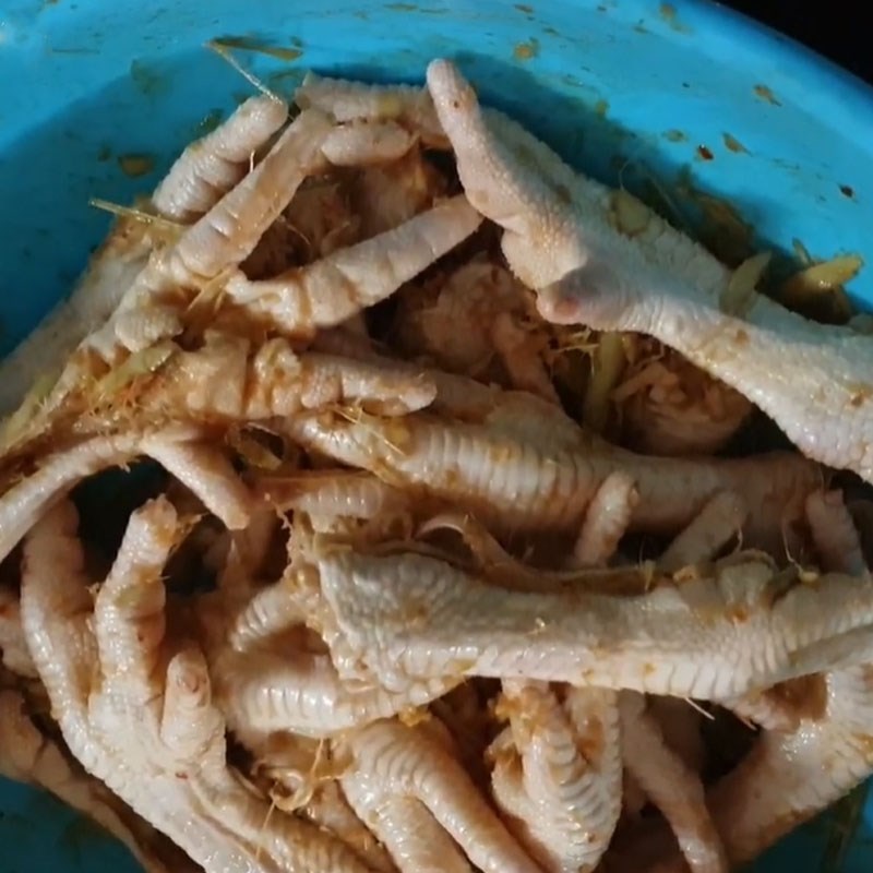 Chân gà được ướp đều