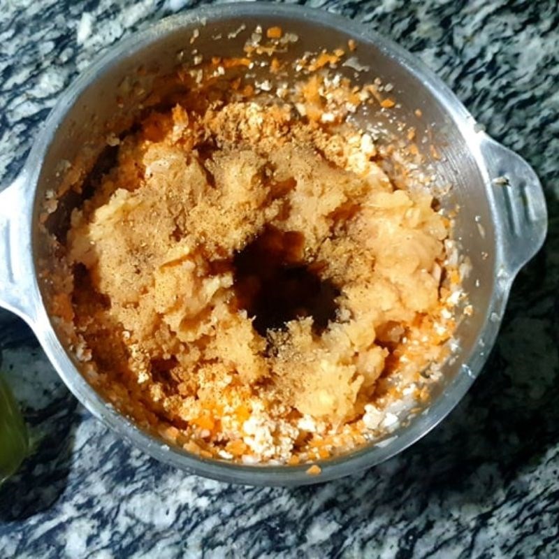 Ướp gia vị cho nhân gà cuộn