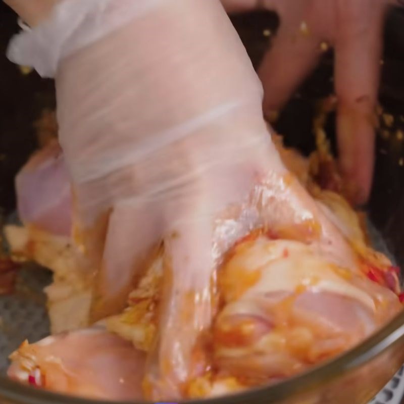 Bước 2 Ướp má đùi gà thấm vị má đùi gà chiên