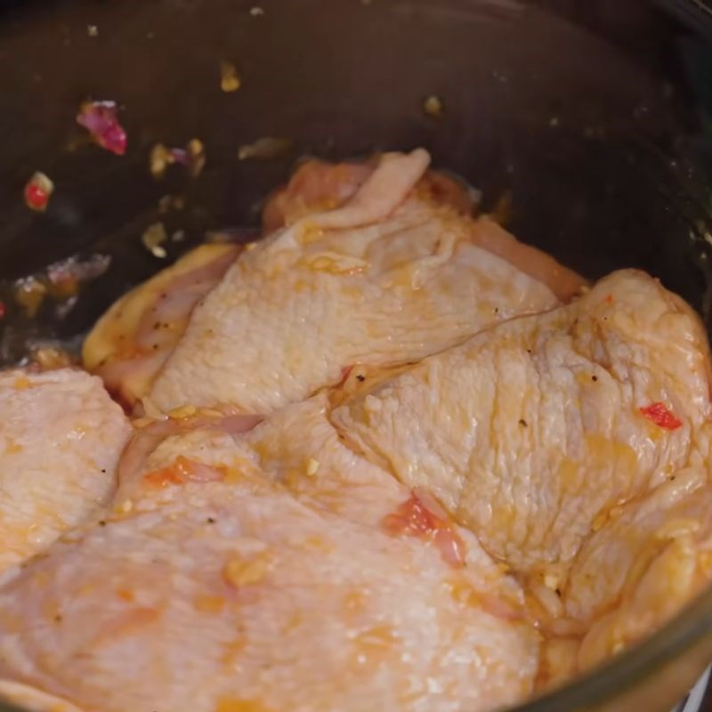 Bước 2 Ướp má đùi gà thấm vị má đùi gà chiên