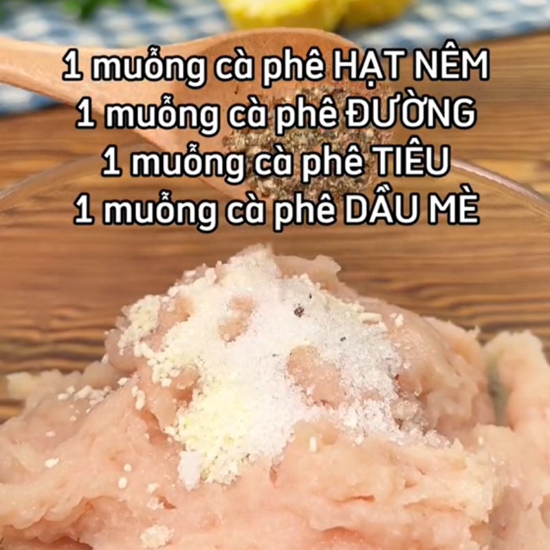 Trộn các gia vị và rau củ vào thịt gà