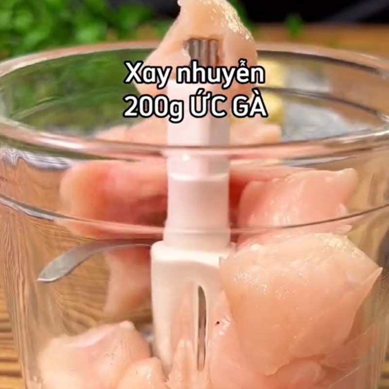 Xay thịt gà chuẩn bị nhân gà cuộn rong biển